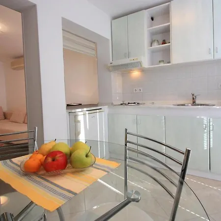 One-bedroom In Xii * 茨里克韦尼察